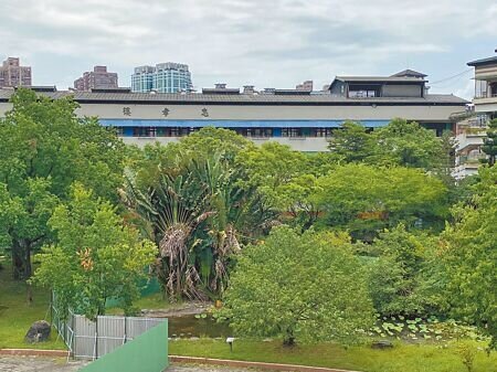 汐止秀峰高中忠孝樓兩度經鑑定為海砂屋,延宕多時的拆除工程,將於24日正式動工。(高鈞麟攝)