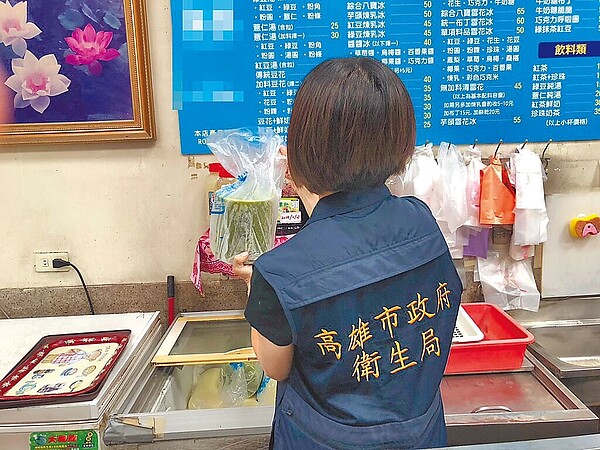 黃姓女網友在PTT爆料12日到高雄苓雅區的知名冰店購買八寶冰，沒想到食用後家人竟集體不舒服，13個人中11個人中都出現腸胃不適症狀，衛生局接獲通報後前往稽查。圖／高市衛生局提供