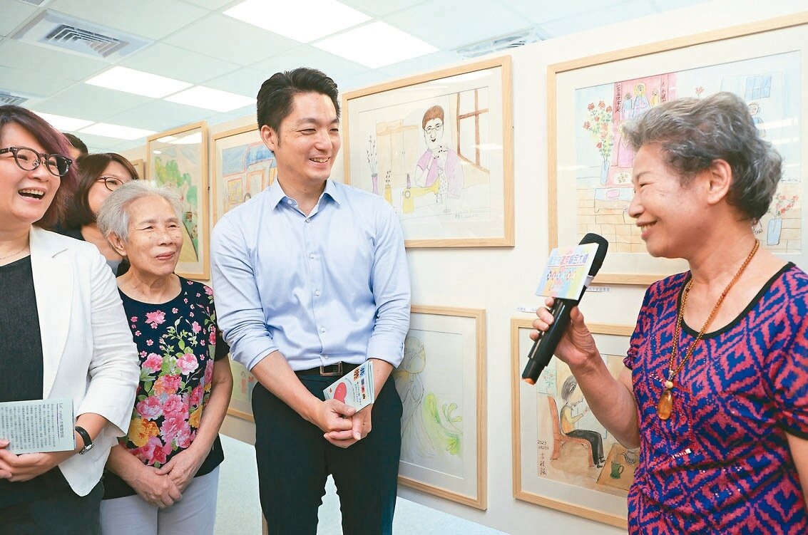 台北市長蔣萬安（中）昨出席建成綜合大樓開幕啟用典禮，並聆聽長者分享畫作。記者余承翰／攝影 