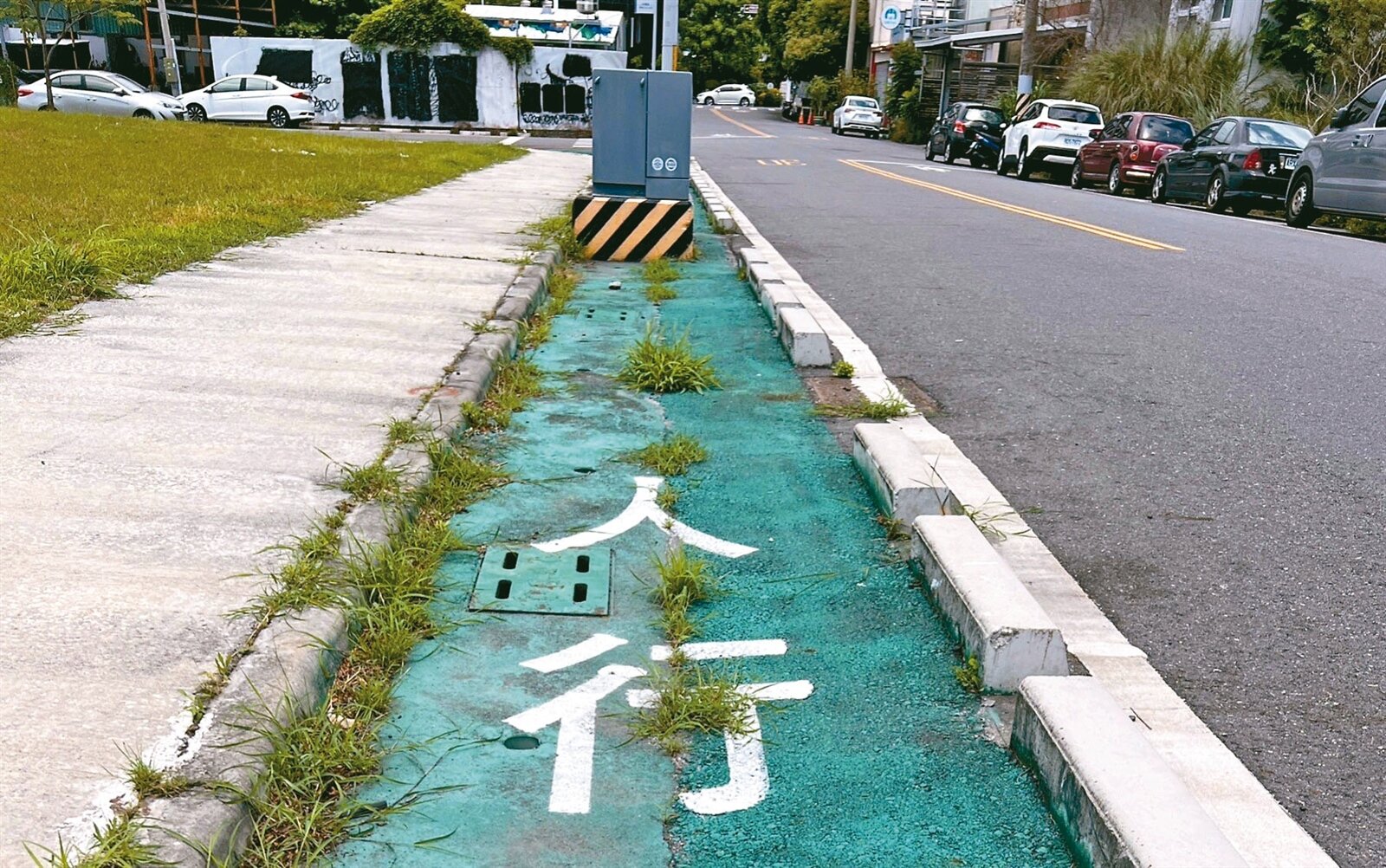 台東火車站附近標線型人行道常有變電箱、路燈桿矗立,行人必須繞道通行。記者徐白櫻/攝影