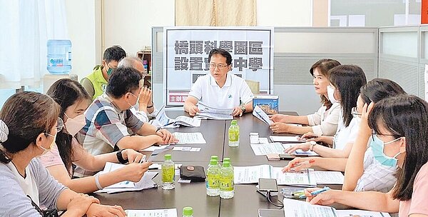 民進黨立委邱志偉(中上)力促高科實中成立,讓科技業的子女就近求學。圖/邱志偉服務處提供