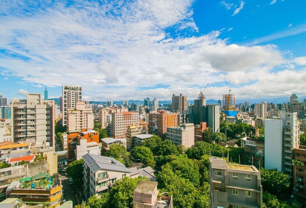 永慶房產集團統計出近一年雙北市熱門購屋路段，新北市中和區景平路以272件交易量奪得第一，前十名淡水區就佔了四名，顯示房市相對熱絡。（圖／永慶提供）