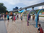 三重熊猴森樂園　家長質疑「人多像水溝玩水」