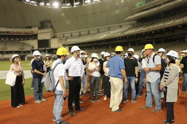 美國MLB專家來訪台北大巨蛋（右二）就專業意見參與討論，台北市副市長林奕華也出席（右一）。（圖/遠雄提供）