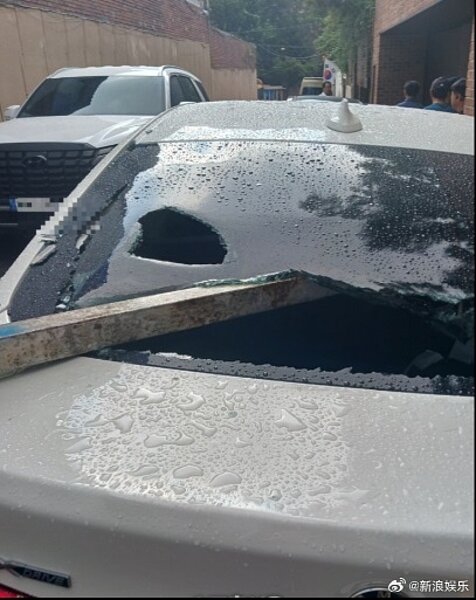 宋慧喬豪宅拆除重建工程惹民怨,天降鋼筋插中轎車玻璃,所幸無人受傷,但車主氣得報警處理。圖/截自微博