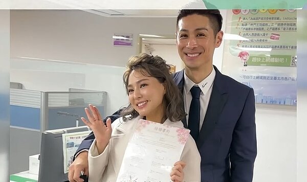 熊熊與老公早在今年2月14日情人節公證結婚。圖/截自熊熊YouTube