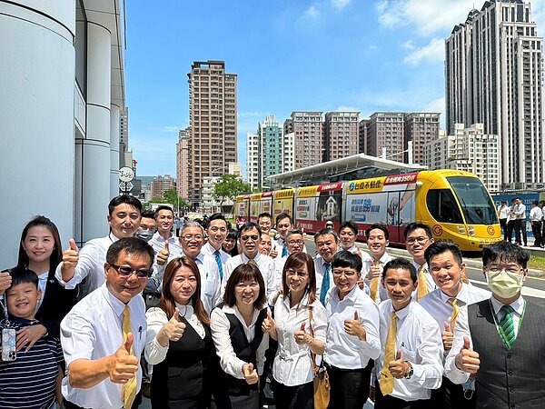 永慶加盟四品牌高雄經管會包下整台輕軌列車廣告,歡迎房仲菁英加入永慶、搭上高薪列車。圖/永慶房屋提供