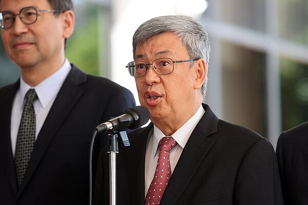 行政院長陳建仁(右)。聯合報系資料照片