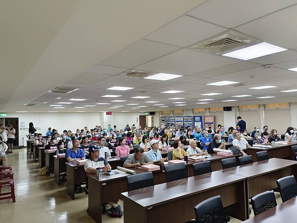 竹市輔導成立管委會 符合「2條件」社區大廈免費! 新竹市府輔導及協助新竹市社區大廈成立「管理組織」、建立完善規約,今年委託專業團隊,免費輔導社區成立管理組織。圖/新竹市政府提供