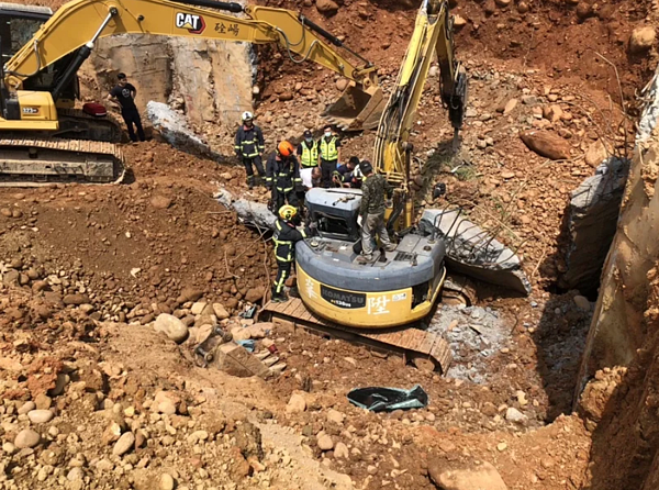 台中市大甲區水源路今天發生工安意外,一名工人受傷送醫。圖/台中市消防局提供