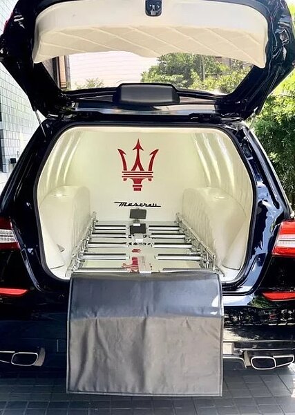 從打開的後車門看上去,即可清楚見到瑪莎拉蒂大大的LOGO。 圖擷自臉書