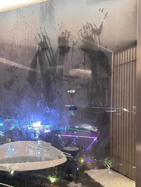 浴室的玻璃因為熱蒸汽的關係而顯現出許多的手掌印。 圖擷自小紅書/Outsider