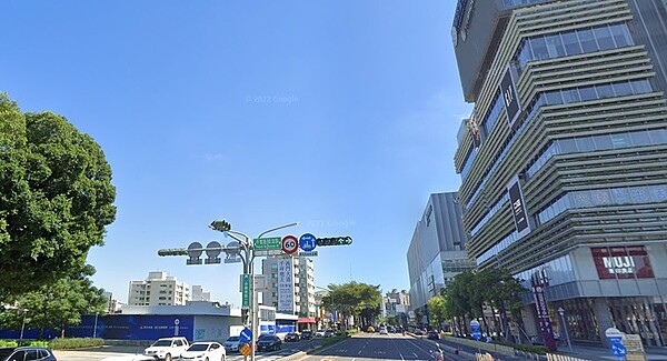 台南市東區某知名預售案出現成交單價6字頭行情,張家驊店東指出,台南市地政局暫不揭露、「蓋牌」,也擔心想購屋的民眾被誤導。圖/google map