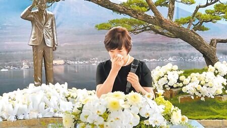 
日本前首相安倍晉三的遺孀安倍昭惠18日訪高雄，向安倍銅像致意，談起安倍數度拭淚。（柯宗緯攝）
