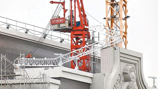 勞動部職安署考量颱風將至,同意興富發將中市文心愛悅頂樓塔吊拆除。(台中市政府提供/張亦惠台中傳真)