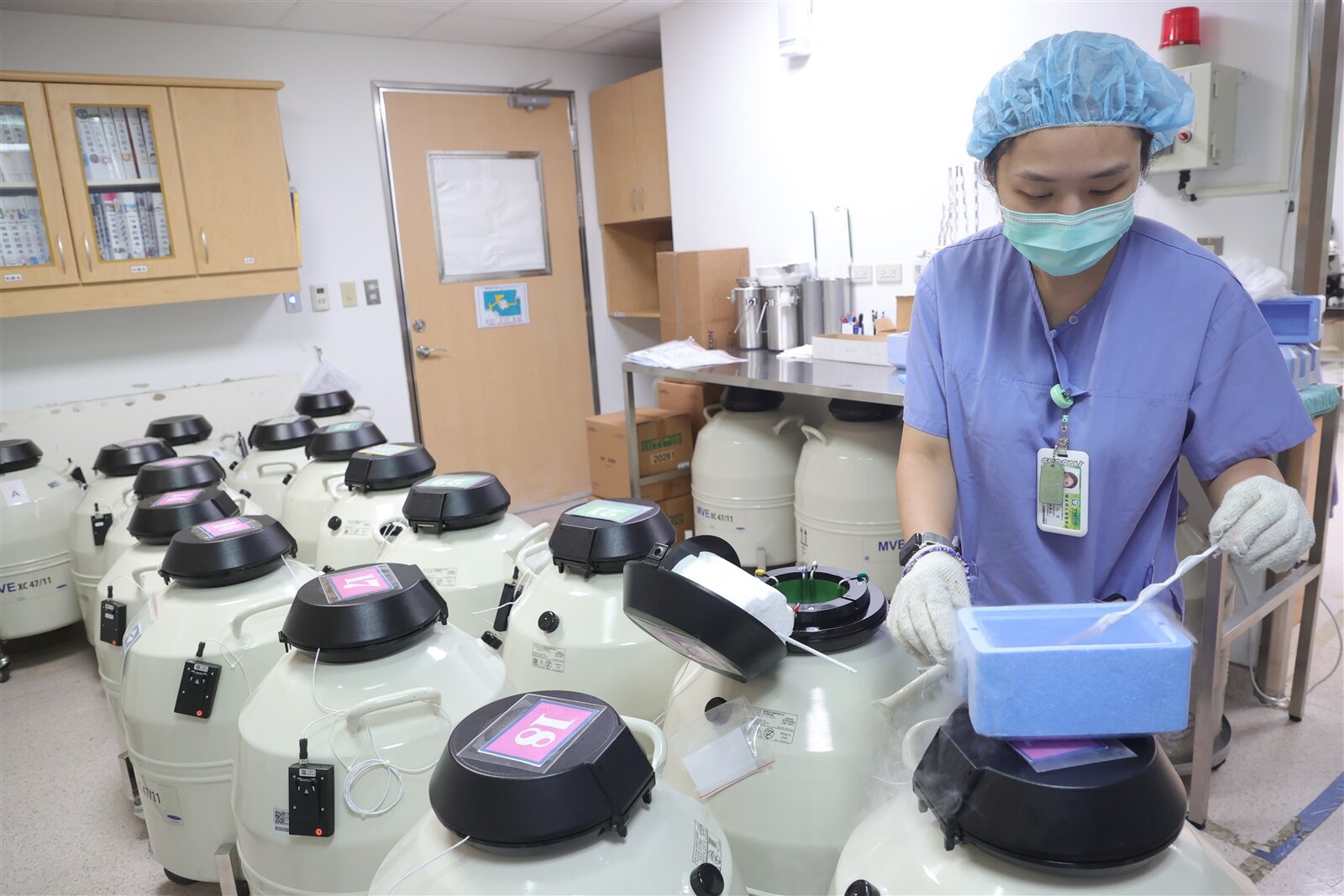 國健署自前年七月一日起推動擴大不孕症治療，兩年來受補助夫妻共已產下一點一萬名嬰兒。圖為技術人員將冷凍胚胎從液態氮桶中取出。記者葉信菉／攝影 