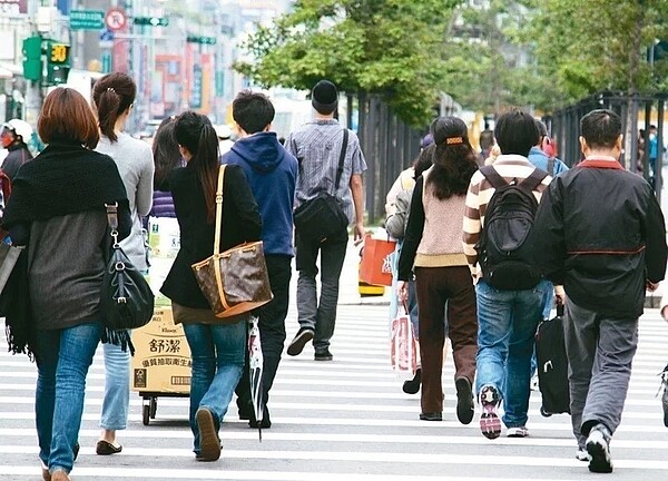 人力銀行觀察發現，過去五年餐飲業、零售業、批發業、住宿服務業、運動及旅遊休閒業的平均月薪3.7萬至4.1萬元，居整體產業後段。圖／聯合報系資料照片 