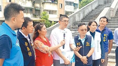 
基隆市長謝國樑（中）18日前往「安樂一期6號基地」視察都市更新推動情形，他表示，基隆負責都更的人力僅4人，希望議會支持明年成立「都更辦公室」，擴編至20人能有效加速都更。（徐佑昇攝）
