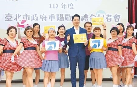 
台北市長蔣萬安（左六）18日宣布，重陽敬老禮金致送即將起跑，北市長者可拿敬老卡到四大超商或捷運站悠遊卡加值機嗶卡領取。（陳俊吉攝）
