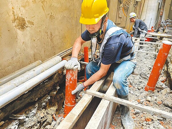 新北市去年元旦起徵收汙水下水道使用費,平均每戶每月需多繳100元至150元,隨水費徵收。(新北市水利局提供/高鈞麟新北傳真)