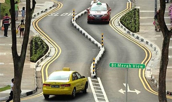 新加坡於高齡者多或高齡者事故好發的區域設置Silver Zone(樂齡安全區),以彎曲、窄小的道路或圓環設計促使車輛減速,減少事故發生率,同時縮短長者過馬路時間。(摘自新加坡陸路交通管理局官網/劉彥宜台北傳真)