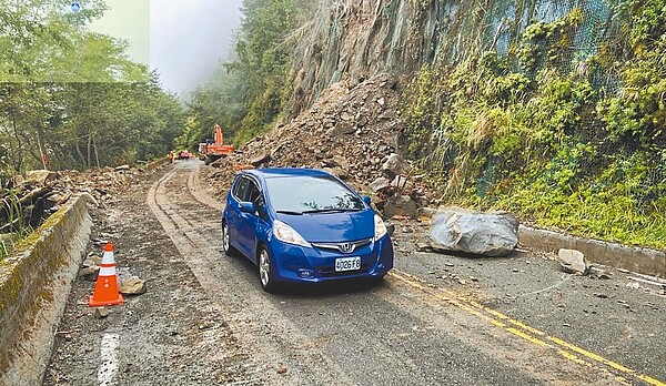 新中橫公路141.5公里處、夫妻樹路段17日午後強降雨又坍方，18日搶通恢復通行。（信義工務段提供／楊靜茹南投傳真）