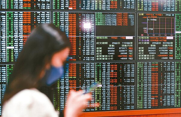 日前有一名網友發文表示，多年前跟女友報名牌買股票，女友聽錯誤買「把群創買成緯創」，現今卻因緯創股價大漲。圖／聯合報系資料照