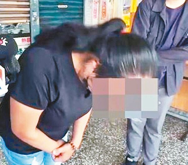 冰店老闆娘對於因食材造成顧客腸胃不適就醫,昨出面鞠躬道歉。記者王昭月/翻攝