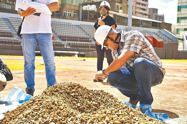 MLB美國職棒大聯盟場務專家Chad Olsen（右）上周四來到新竹市立棒球場公司作各項丈量測試。（新竹市政府提供／陳育賢新竹傳真）