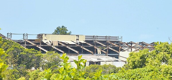 苗栗縣政府盤點近2年曾經辦理工廠登記,但目前歇業或閒置的廠房共有49家業者,縣長鍾東錦18日指示工商發展處列管全縣老舊的廢棄廠房,並鎖定或勸導業主拆除改善,配合整頓廠房。(苗栗縣政府提供/李京昇苗栗傳真)