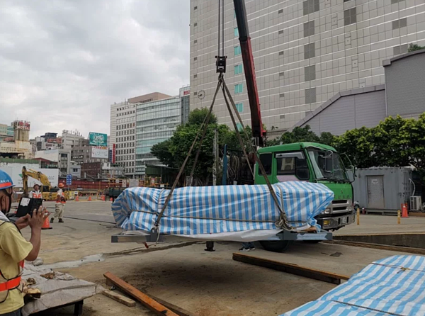 捷運綠線與台鐵共構車站工程出土「訊塘埔」文化遺物及近代鐵道遺構，今天開始吊掛先移往大園汙水處理廠暫置。圖／桃園市政府捷運工程局提供
