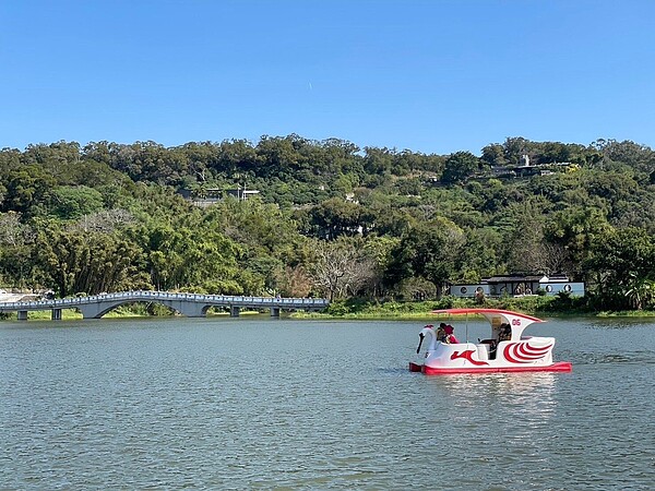 新竹市政府辦理「舊城假日小旅行」及「青草湖樂NOW環湖趣」清涼旅遊專案，參加即贈古早味枝仔冰一支。圖／新竹市政府提供