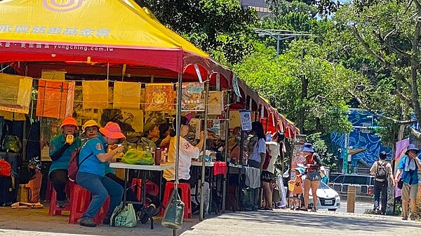 永慶房屋提供帳篷服務，讓中山社區大學成果發表活動圓滿順利。圖／永慶房屋提供