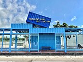 候車亭也能這麼美！台中首座貨櫃候車亭就在「這」