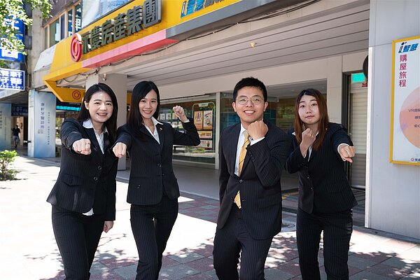 永慶房屋一對一師徒制為房仲新人打造安心的學習環境,透過師父指導,幫助徒弟學習專業知識、加速融入團隊。圖/永慶房屋提供