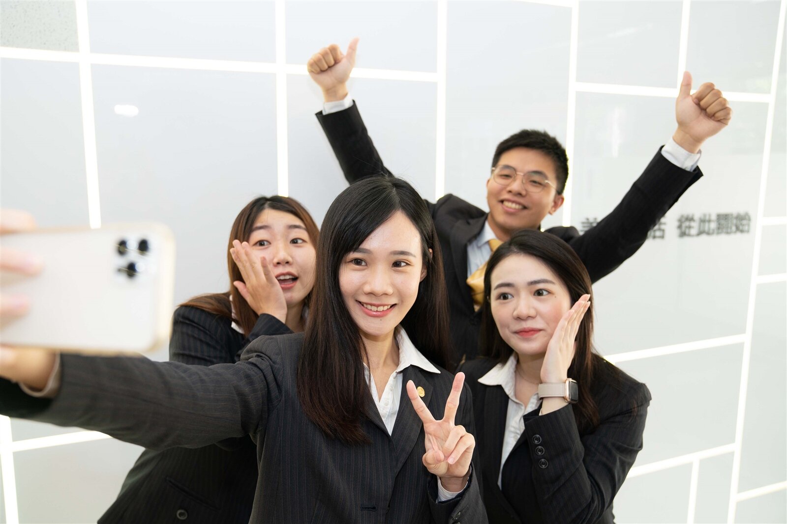 在永慶房屋師父與徒弟關係就像朋友一樣,彼此互相教學相長、更是攜手共創成交的好夥伴。圖/永慶房屋提供