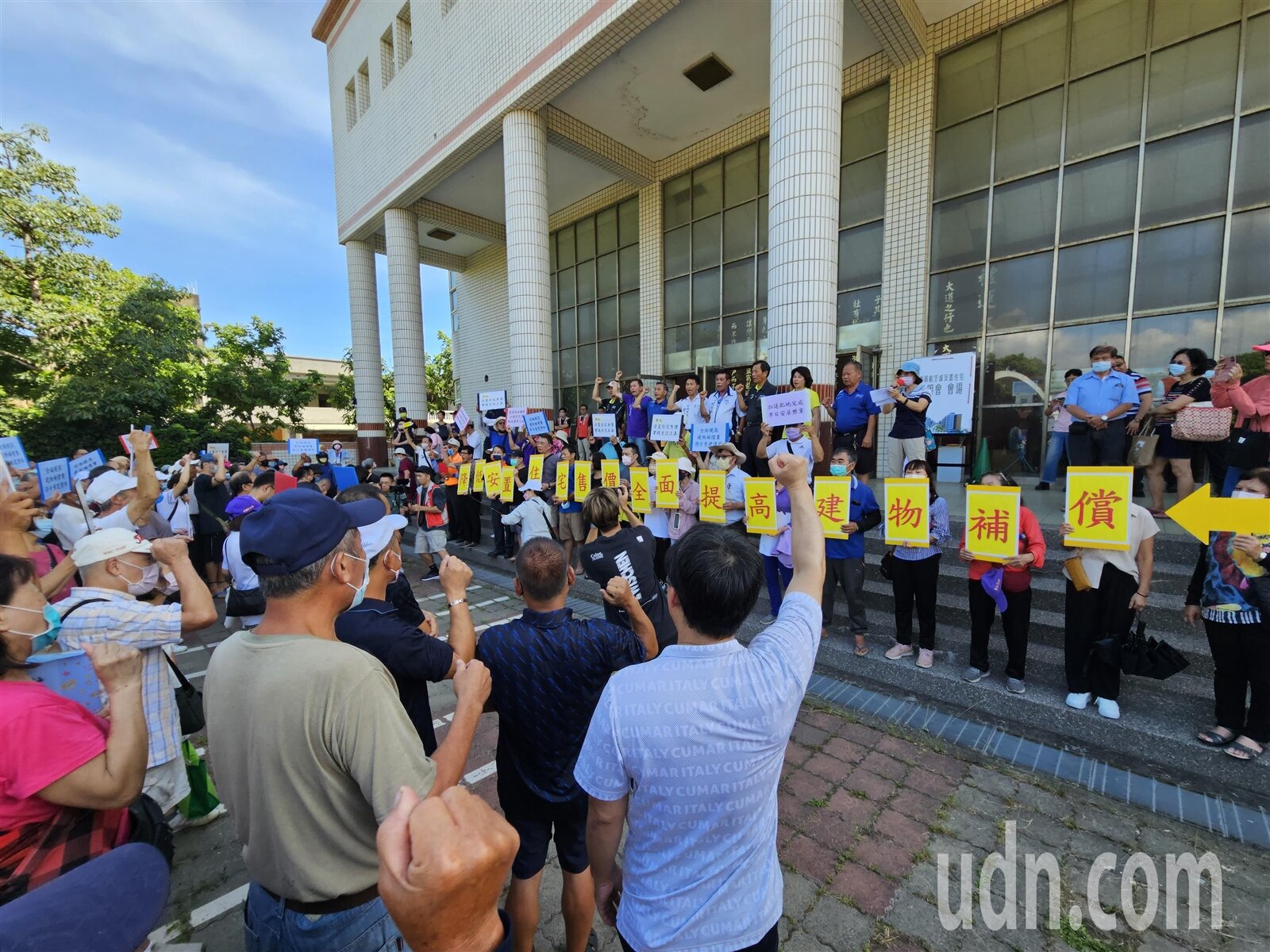 航空城安置住宅第一場說明會就引來安置戶在場外陳情高喊降價。記者鄭國樑/攝影