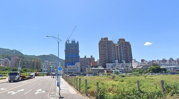 雖然八里屬於房市蛋白區，不過可期待的是未來淡水聯外道路的帶動，話題上有台北港，以及觀光休憩的風格，還有輕軌，不乏有自住客看好未來性。圖／google map