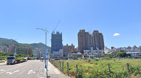 「房市蛋白」八里2字頭吸睛!未來增值空間大?專家這樣說 雖然八里屬於房市蛋白區,不過可期待的是未來淡水聯外道路的帶動,話題上有台北港,以及觀光休憩的風格,還有輕軌,不乏有自住客看好未來性。圖/google map