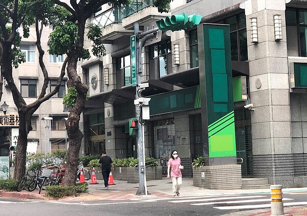 銀行理專巧遇「樂透得主」如今負債2千萬 感嘆:做對2件事不會落此下場 台北街頭。圖/好房網News記者蔡佩蓉攝影