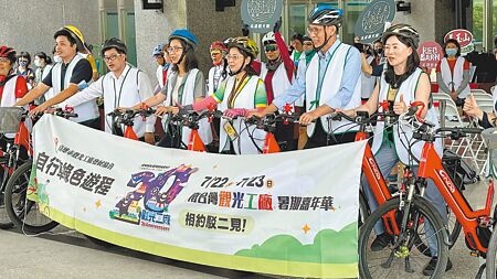 南台灣觀光工廠嘉年華將於7月22日至7月23日在高雄駁二大義紅磚區登場。主辦單位高雄市觀光工廠發展協會19日記者會，特別號召50位民眾騎單車暢遊觀光工廠宣傳。（柯宗緯攝）