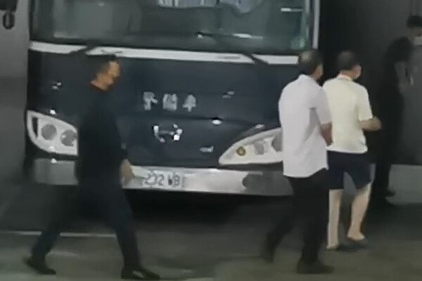 北檢偵辦營建署弊案,關鍵兩官商張之明(右二)、張騰龍(左一)遭法官裁定收押禁見,檢方則對另名原聲押獲交保的廠商陳登來提起抗告。記者蔣永佑/攝影