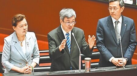 行政院長陳建仁(中)19日透露,台美21世紀貿易倡議第2階段預備會議已展開。(季志翔攝)