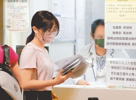 食藥署本月預告將「苯巴比妥複方製劑及氯二氮平複方製劑」納為第四級管制藥品管理,預計9月公告上路,不料引來基層反彈。圖為民眾在台北市立聯合醫院仁愛院區領藥。示意照,非新聞事件當事人。(本報資料照片)