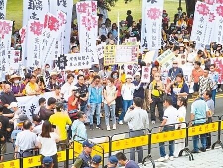 彰化縣員林市公所透過民調選定東區「第二公墓」興建禮儀廳，引發當地居民反對還成立自救會，已發動2波大規模抗議，自救會宣布21日將3度到公所前抗議。（吳建輝攝）