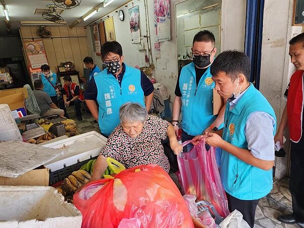 市長魏嘉彥為菜販阿嬤送暖。（花蓮市公所提供／王志偉花蓮傳真）