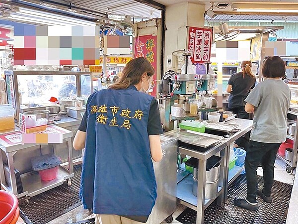 高雄市1家冰店發生食物中毒事件並檢出沙門氏桿菌，市府衛生局18日起擴大啟動轄內冰店專案稽查，19日持續派員執行無預警查檢工作。（高雄市政府衛生局提供）