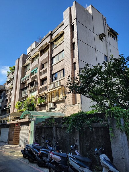 加速協助改善銀髮族及行動不便者的生活需求,增進高齡化社會整體生活品質,市府於2023年3月公告都更五箭政策,其中「電梯加碼辦」增設電梯補助金額加碼至300萬元,環翠名盧C棟成為首宗核准案。圖/北市都市發展提供