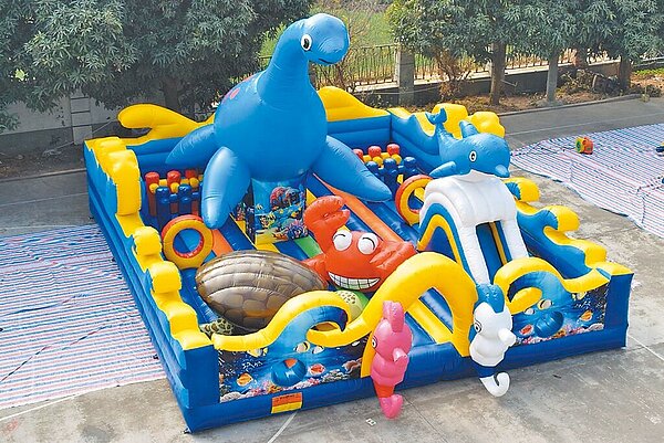 嘉義縣「東石海之夏」即將登場,文化觀光局不但請來孩童偶像現場唱唱跳跳,還把70米超長滑水道、海洋跳跳床搬到東石漁人碼頭。(嘉義縣政府提供/呂妍庭嘉義傳真)