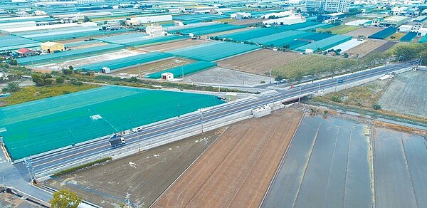 雲林縣西螺鎮往返虎尾鎮、高鐵站、高速公路的必經橋梁「西螺魚寮一號橋」,改建2年多,工程一度延宕,縣長張麗善親自會勘,最近終於全面完工。(雲林縣府提供/周麗蘭雲林傳真)